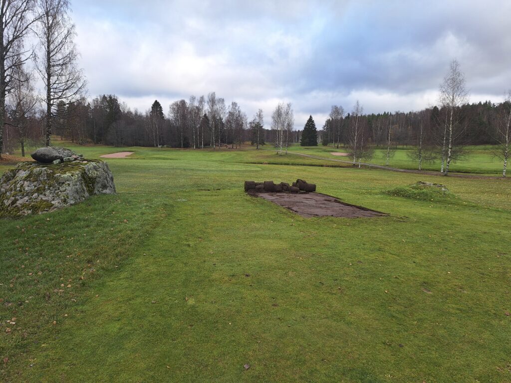 GOLFKENTÄN MAISEMAKUVA, VÄYLÄ 10.